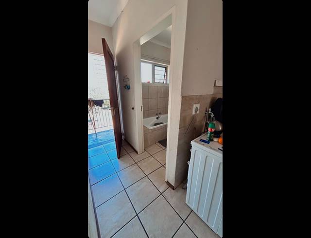 2 BEDROOM APARTMENT FOR SALE IN KEMPTON PARK CENTRAL